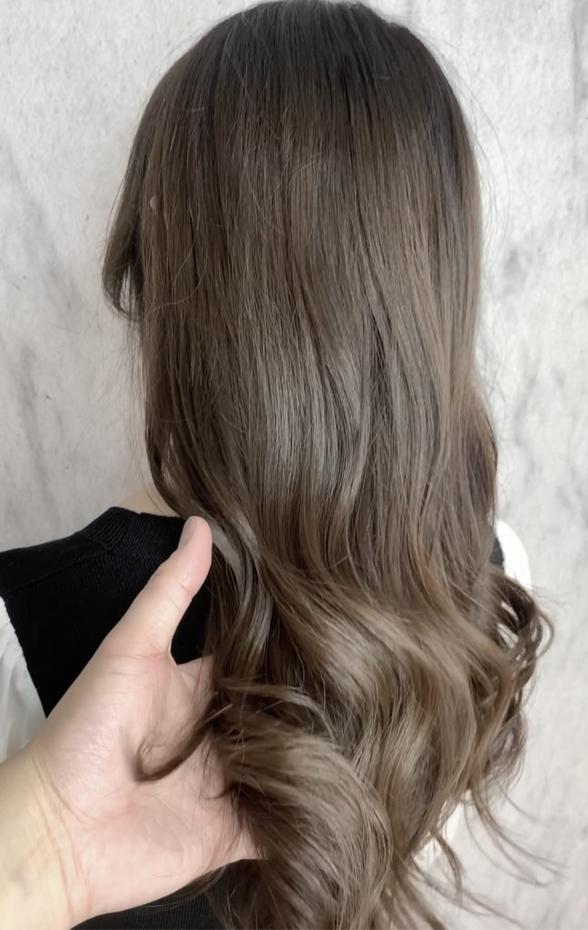 ブリーチ無しのナチュラルグラデーショングレージュ Licht Hairworks リヒトヘアワークス Vivi掲載店